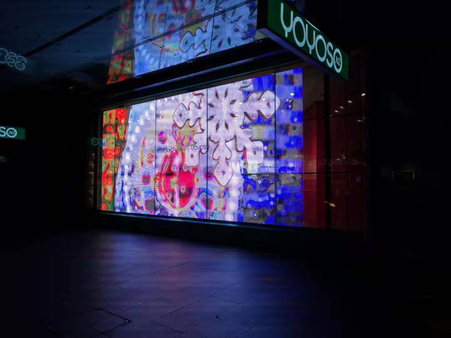 奥克兰YOYOSO品牌店P3.91透明显示屏
