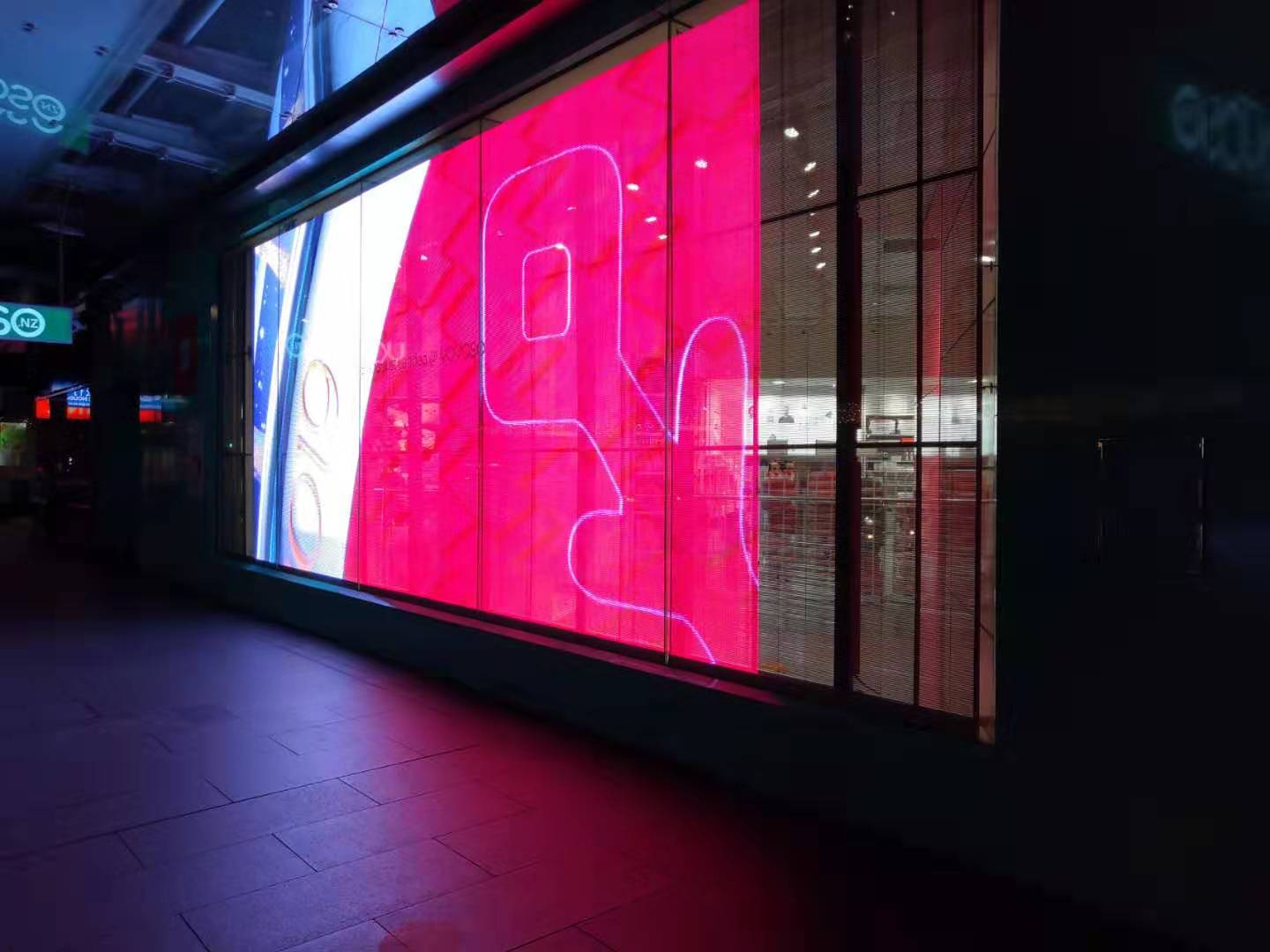 奥克兰YOYOSO品牌店P3.91透明显示屏